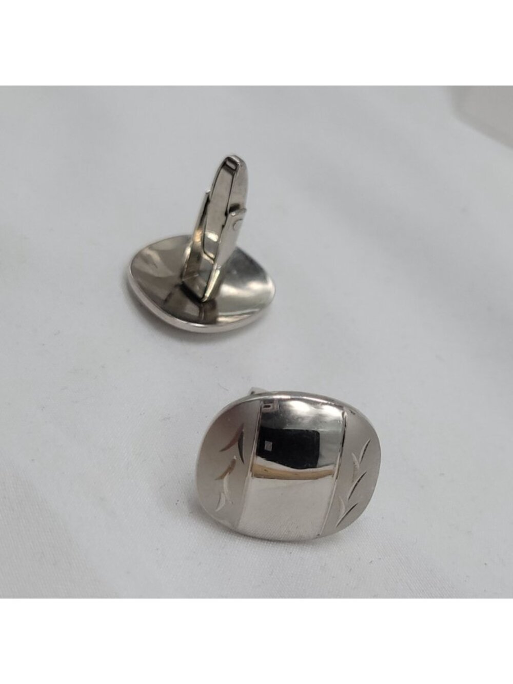 Vintage Silver Tone Leaf Engraved Cufflinks Reflective and Matte Finish .75" - Picture 7 of 7